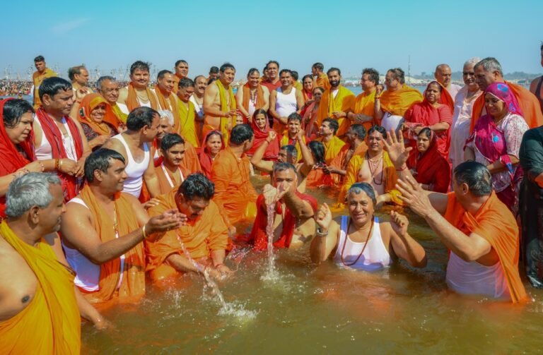 महाकुम्भ के समापन से 15 दिन पहले ही स्नानार्थियों की संख्या ने बनाया ऐतिहासिक रिकॉर्ड