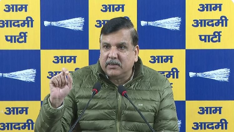 आप सांसद संजय सिंह का कहना है कि दिल्ली चुनाव में बीजेपी ने हमारे विधायकों को 15 करोड़ का ऑफर दिया था